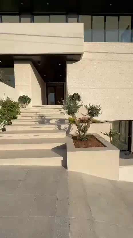 🏡 شقة أرضية مميزة جدًا للإيجار – عبدون | منطقة سكن خاص